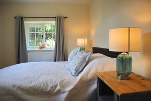 5 bedrooms, iron/ironing board, WiFi, bed sheets