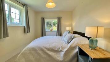 5 bedrooms, iron/ironing board, WiFi, bed sheets