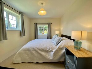 5 bedrooms, iron/ironing board, WiFi, bed sheets