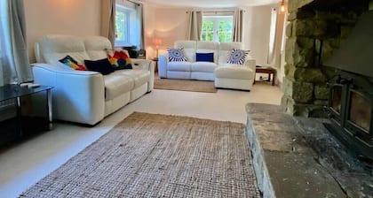 Large 5 Bedroom Thatched Cottage - Great Location!