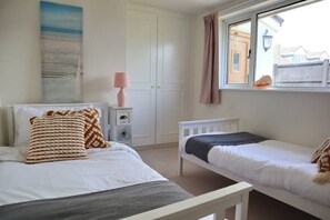 5 bedrooms, iron/ironing board, WiFi, bed sheets - Large 5 Bedroom Thatched Cottage - Great Location! (Wimborne)