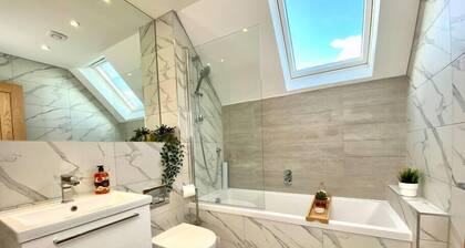 Brand NEW 3 bedroom house - garden & parking +wifi