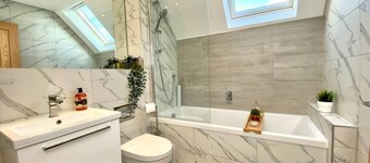 Brand NEW 3 bedroom house - garden & parking +wifi