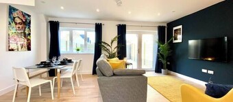 Brand NEW 3 bedroom house - garden & parking +wifi