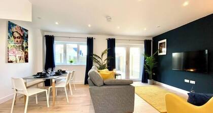 Brand NEW 3 bedroom house - garden & parking +wifi