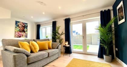 Brand NEW 3 bedroom house - garden & parking +wifi