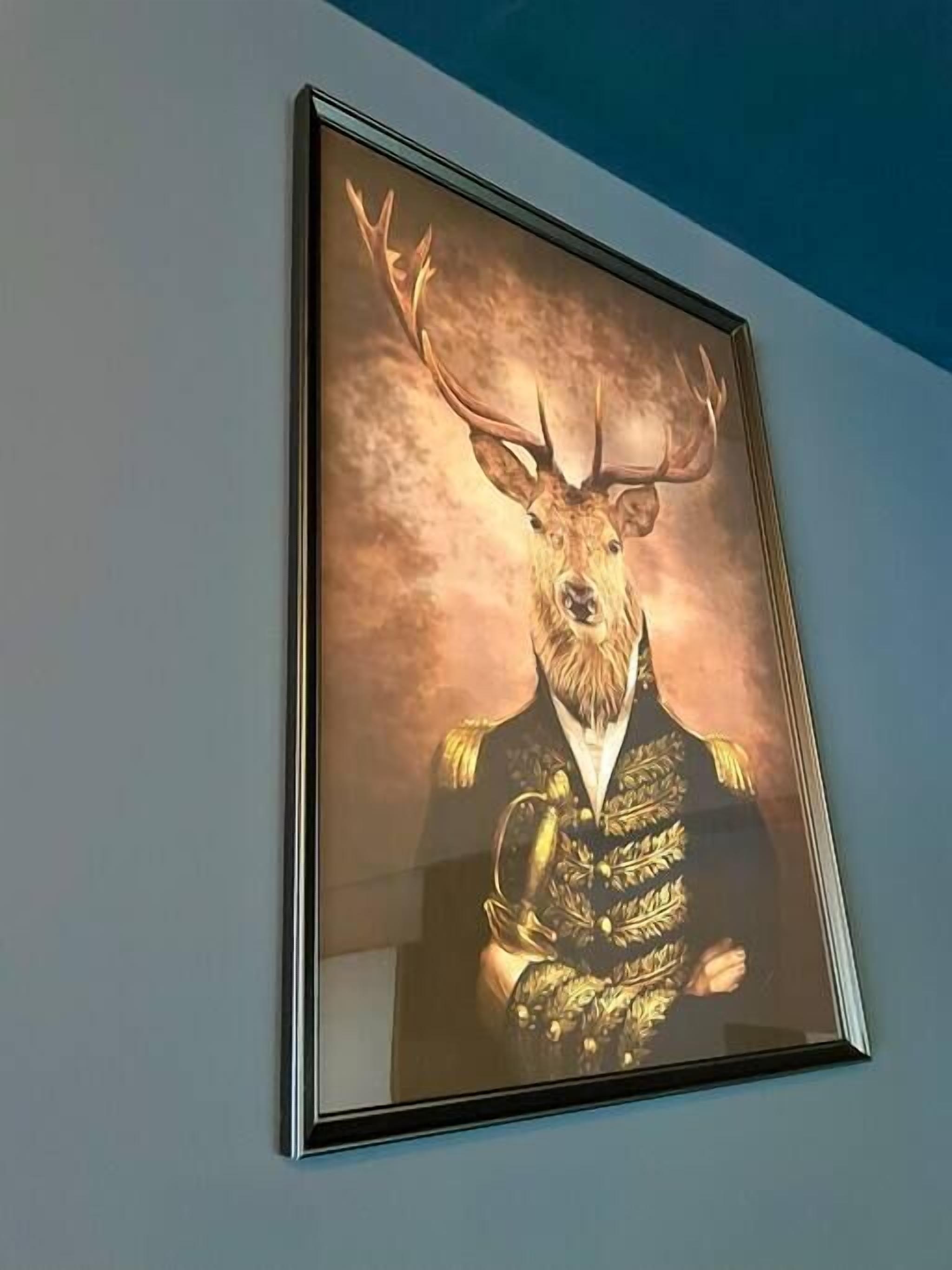Een ingelijste afbeelding van een hert in militair uniform.