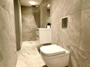 Sèche-cheveux, serviettes fournies