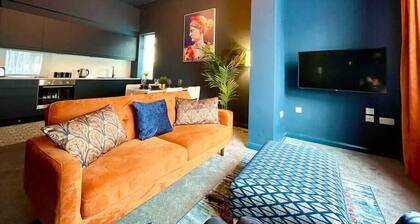 Stunning 2 bed - free parking -5 min walk to beach