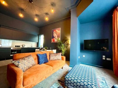 Stunning 2 bed - free parking -5 min walk to beach