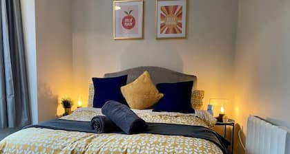 Funky Apartment - 5 minute walk to the beach!