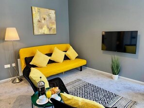 TV - Trendy Apartment - 5 minute walk to the beach! (Bournemouth)