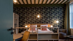 A bedroom with a bunk bed, a desk, a chair, and a small table. - Boutique Hotel Rijks I Kloeg Collection (Goes)