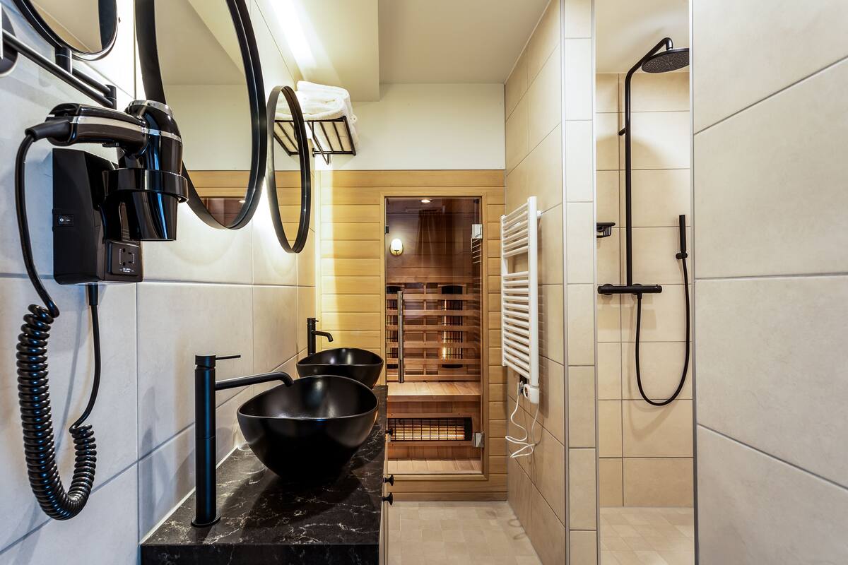 Wellness Suite | حمام | مستلزمات مجانية للعناية الشخصية، مجففات شعر، من اشف
