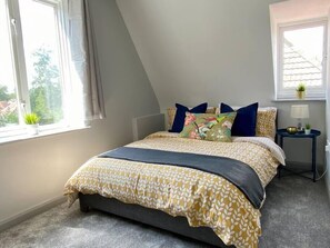 1 bedroom, iron/ironing board, WiFi, bed sheets - Stunning Apartment - 5 minute walk to the beach! (Bournemouth)