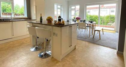 Beautiful 4 Bedroom house -5 min walk to the beach