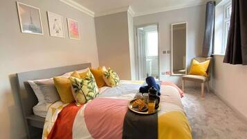 4 bedrooms, iron/ironing board, internet, bed sheets