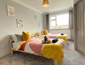 4 bedrooms, iron/ironing board, internet, bed sheets