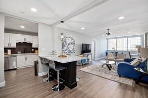 TV - 1909-High Flr-300 MB-1 Free Park-2 Bd King & Queen (Atlanta)