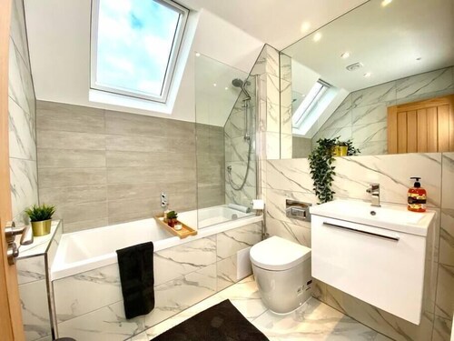 Beautiful NEW 3 bedroom house - garden & parking