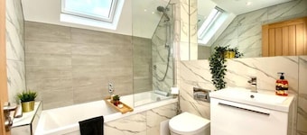 Beautiful NEW 3 bedroom house - garden & parking