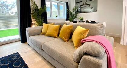 Beautiful NEW 3 bedroom house - garden & parking