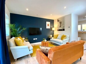 TV - Brand NEW 2 bedroom house - garden & parking +wifi (Poole)