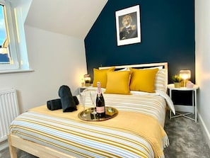 2 bedrooms, iron/ironing board, internet, bed sheets - Brand NEW 2 bedroom house - garden & parking +wifi (Poole)