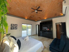 4 bedrooms, desk, WiFi