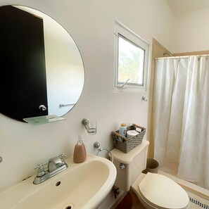 Tina, bidet, jabón, papel de baño 