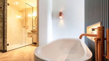 Royal Garden Suite | Salle de bain | Articles de toilette (gratuits), serviettes fournies
