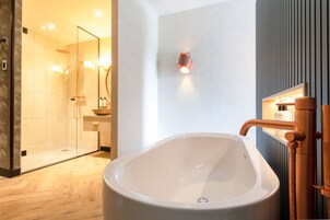 Royal Garden Suite | 浴室 | 免费洗浴用品、毛巾