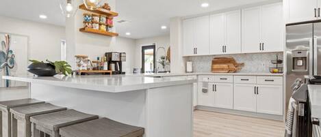 Refrigerador, microondas, horno, placa de cocina