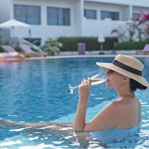 Outdoor pool, open 9:00 AM to 7:00 PM, pool umbrellas, sun loungers - The Lead Hotel (Freetown)