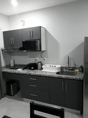 Een koelkast, een magnetron, een kookplaat