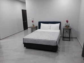 1 slaapkamer, een strijkplank/strijkijzer, gratis wifi, beddengoed