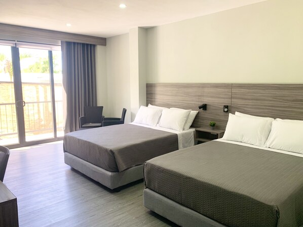 1 makuuhuone, tallelokero huoneessa, työpöytä, silitysrauta/-lauta