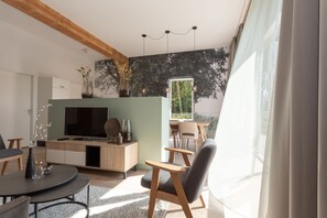 Six-person apartment | Living area | TV - Hofstede Moesbosch l Kloeg Collection (Koudekerke)