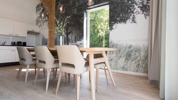 Six-person apartment | Wohnbereich | Fernseher