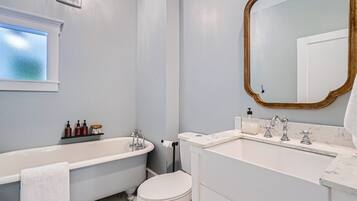 Badewanne, Haartrockner, Handtücher, Seife