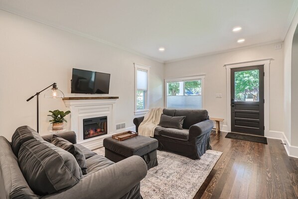 Smart TV, fireplace, stereo