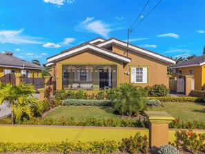 Exterior - Modern Villa/ Fully AC/ Gated 24/7 Security, 5-10 mins to Attractions/ Ocho Rios (Ocho Rios)