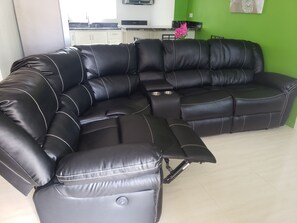 Smart TV, table tennis - Modern Villa/ Fully AC/ Gated 24/7 Security, 5-10 mins to Attractions/ Ocho Rios (Ocho Rios)