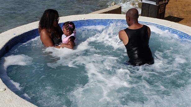 Ein Whirlpool mit Blick auf das Meer und einer Holzterrasse.