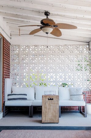 Smart TV, lareira, mesa de pingue-pongue, livros