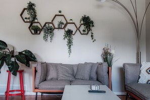 Smart TV, lareira, mesa de pingue-pongue, livros