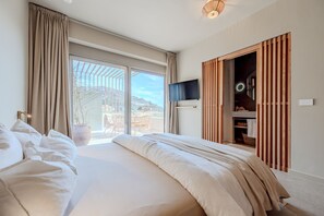 3 bedrooms, in-room safe, iron/ironing board, free WiFi