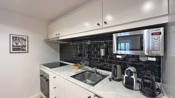 Een koelkast, een microgolfoven, een oven, een kookplaat