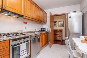 Frigorífico, microondas, horno y cafetera o tetera