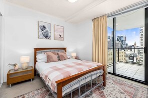 1 bedroom, desk, iron/ironing board, WiFi - 1-Bed Brisbane City Centre with Pool, BBQ & Gym (Brisbane City)